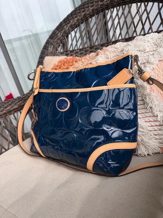 NWOT Coach Navy Patent Leather Shoulder Bag with Tan Trim - Picture 2 of 5